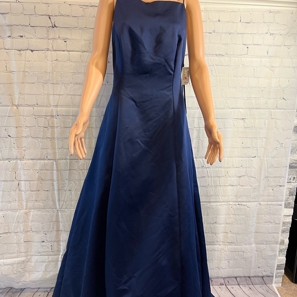 Plus size 13/14 Royal blue formal dress. Perfect for prom season or a wedding. - Picture 16 of 16